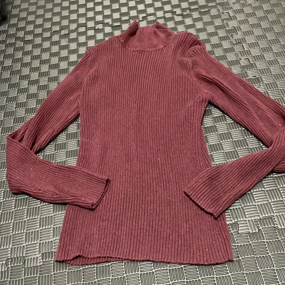 maroon Croft & Barrow mock ribbed turtleneck size medium
